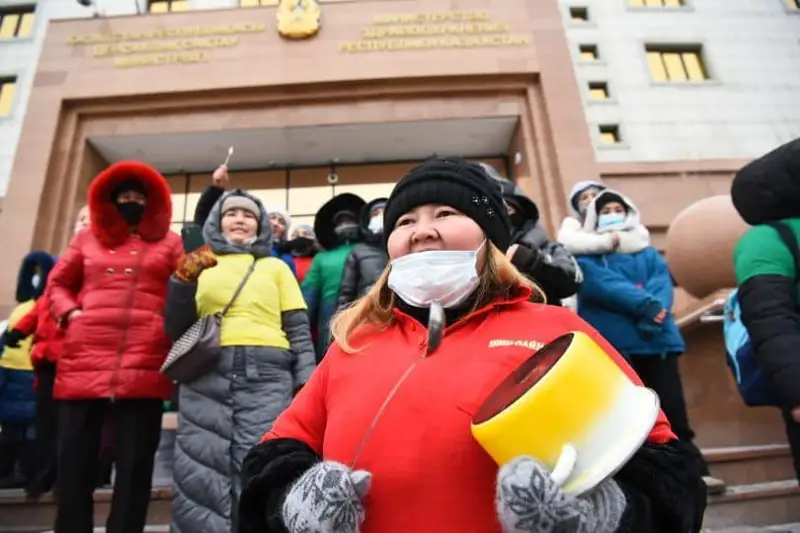 Денсаулық сақтау министрлігінің алдында вакцинацияға қарсы наразылық шарасы өтті