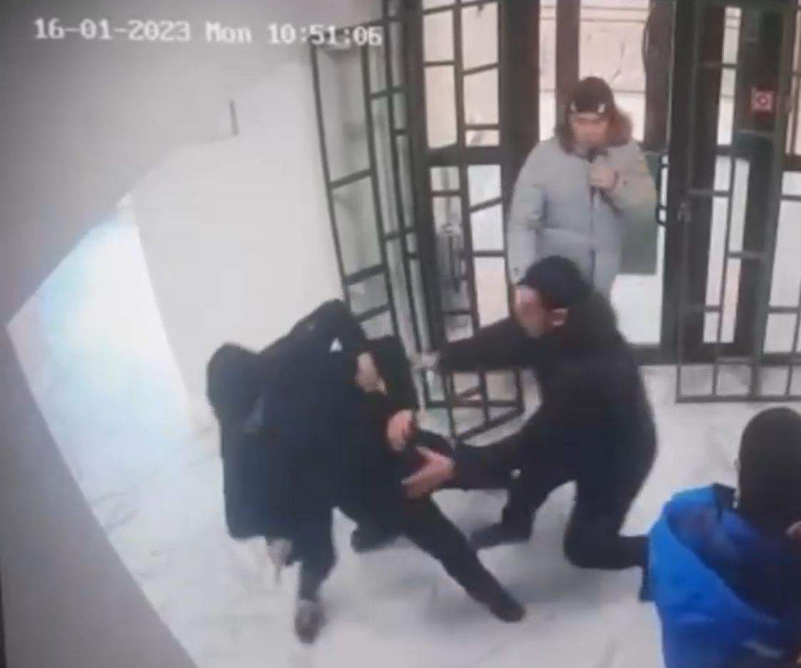 Ақтауда банкке пышақпен кірген ер адамның видеосы тарады