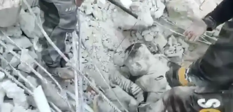 Сириядағы жер сілкінісінде әкесінің қолында аман қалған баланың видеосы жарияланды