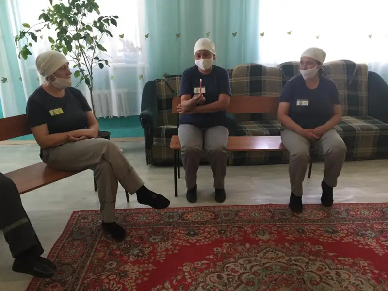 Сотталған дәрігер колониядағыларға көмек көрсетіп жатыр 