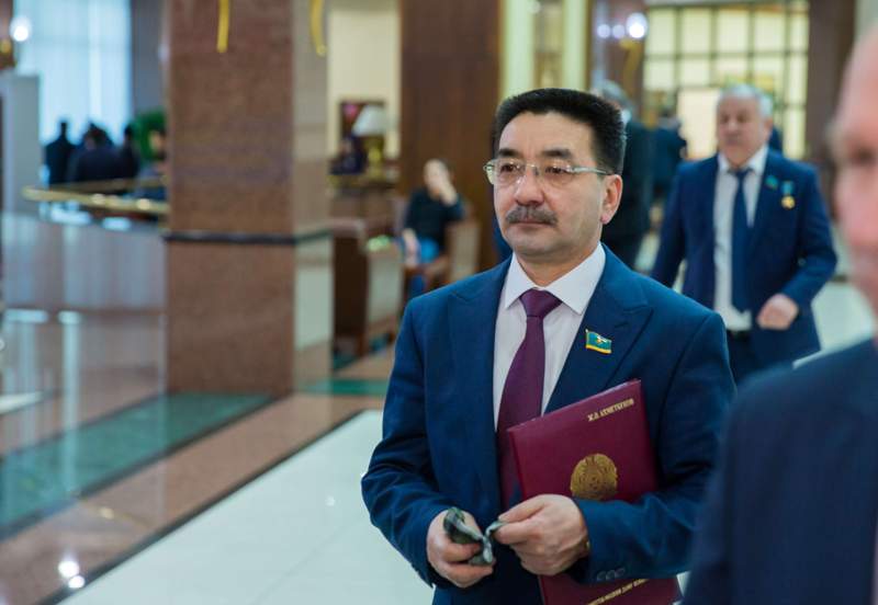 Партия сайлауда жеңіледі: Жамбыл Ахметбеков  Қазақстан Коммунистік Халық партиясынан шығатынын мәлімдеді