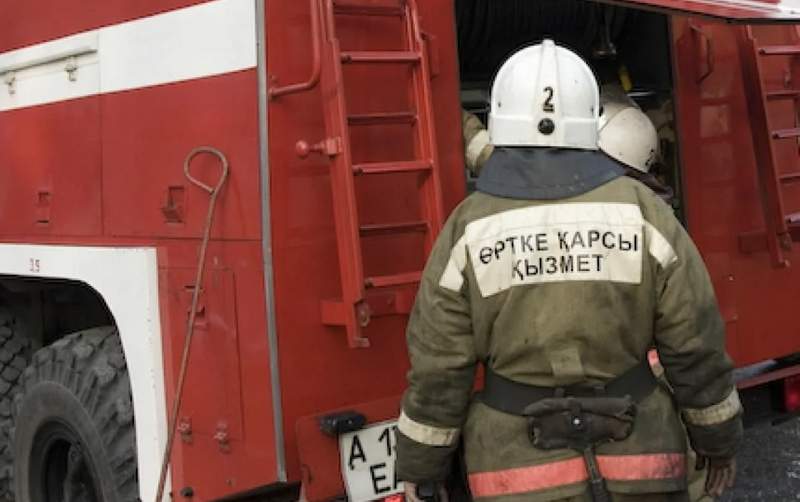 Өскеменде өрт сөндірушілер өртеніп жатқан пәтерден баласы бар әйелді құтқарды