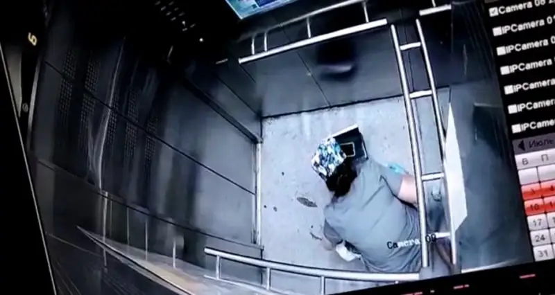 Астанада медицина қызметкері лифтіде дәрет сындырған