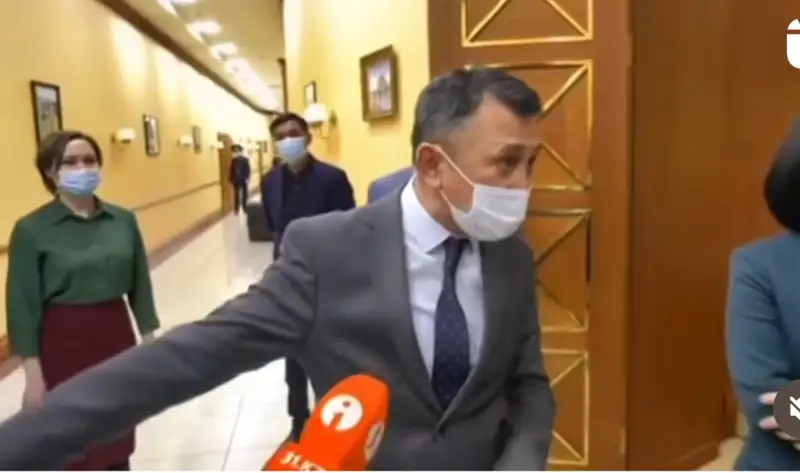 «Итсің, ит екенің рас» – Бас прокуратураның өкілі қаңтар оқиғасына қатысты жиында журналистерге жекіді