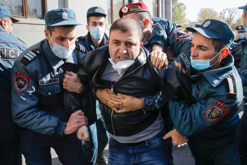 Еревандағы митинг: Армяндар Пашинянға «кет» деп жатыр