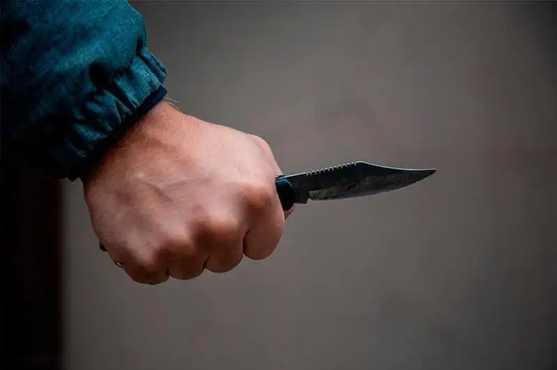 Жас жігіт жасөспірім қызды пышақтап тастаған