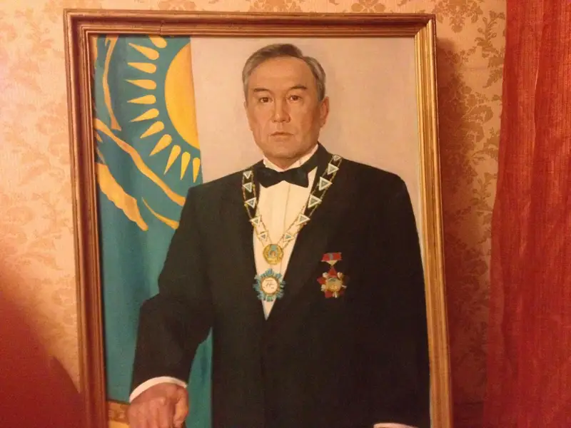 Портретін алып тастау керек: Бәшімов Конституцияда Елбасы деген түсінік жоқ екенін айтты