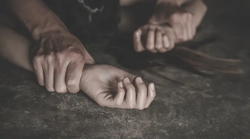 «Индрайвер» жүргізушісі танысымен бірге жолаушы қызды зорлаған