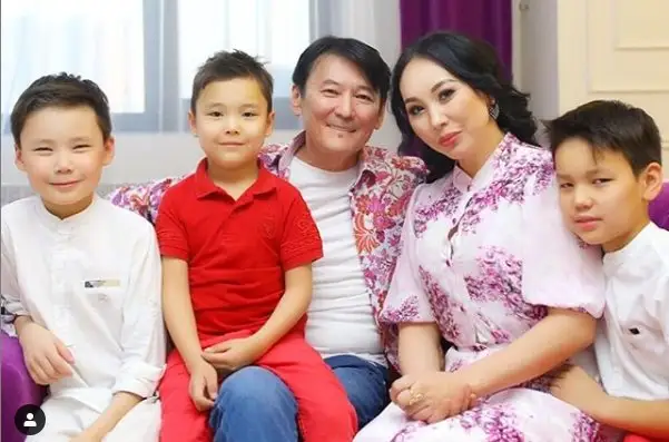 Әнші Қарақат Әбілдина өзін жүкті деп болжағандарға жауап берді