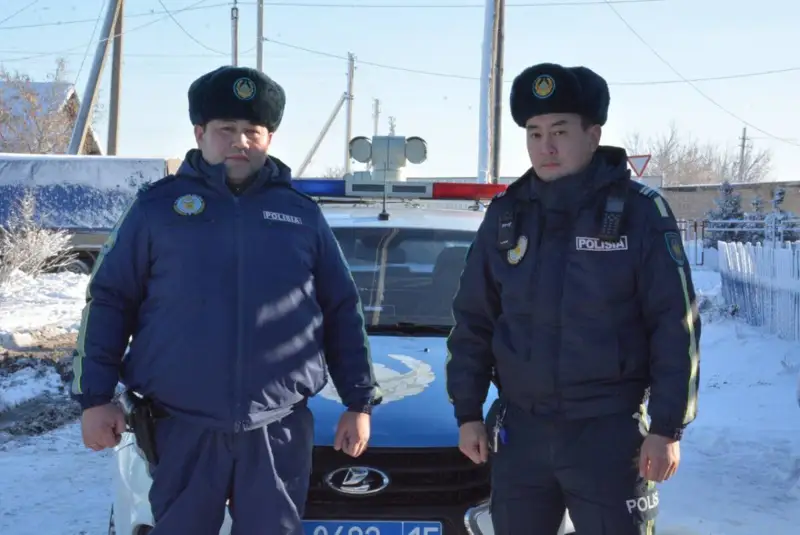 Петропавлда патрульдік полицейлер өрт шыққан үйден екі зейнеткерді аман алып шықты