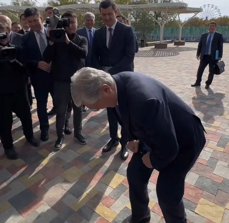 Маған берші: Тоқаев спортшының қолындағы шегені майыстыра салды (видео)