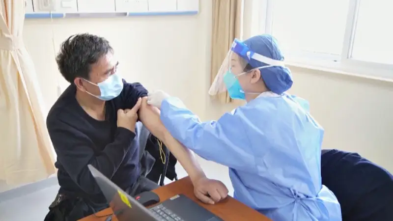 СOVID-19: Sinovac вакцинасының тиімділігі 90 пайыздан асты