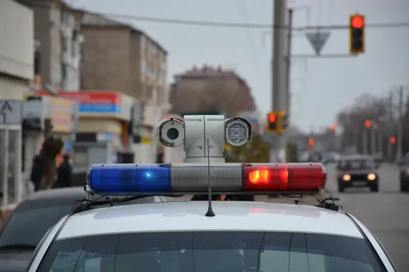 Полицейді қағып кетті