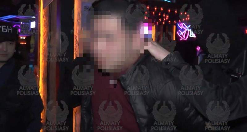 Алматыда түнгі клубта есірткімен ұсталған блогер 10 жылға сотталды (видео)
