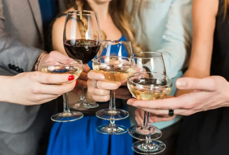 Әртістерге сахнаға мас күйінде шығуға ресми түрде тыйым салынды  