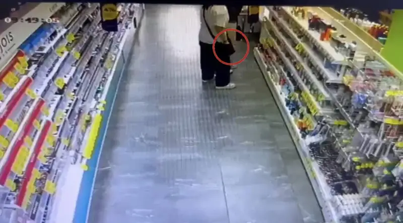 Астанада парфюмерия дүкенінен әтір ұрлаған қос бойжеткен бейнебақылау камераларына түсіп қалған  