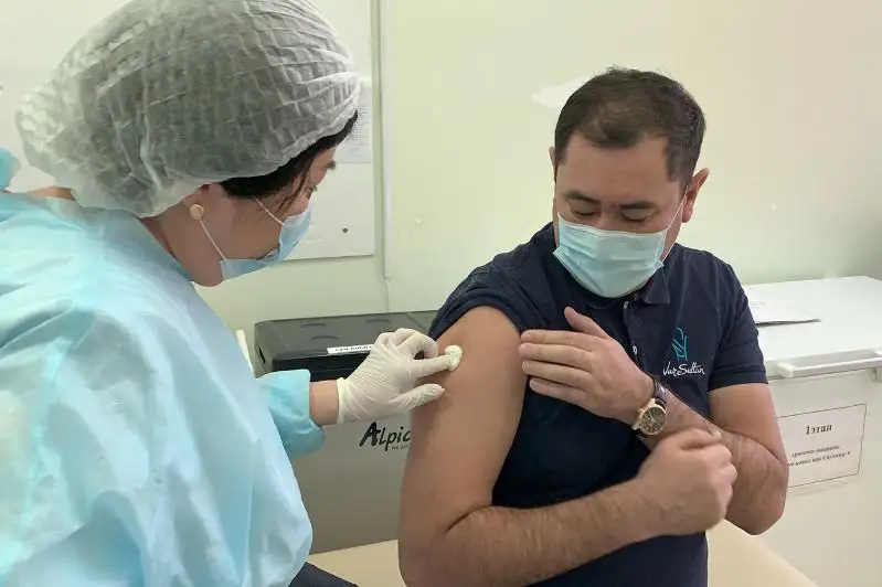 Елорданың бас дәрігері ревакцина жасатты