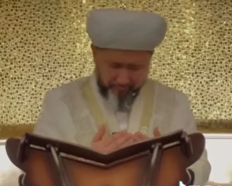 «Нұрландыра көр»: Бас мүфтидің мешітте өксіп жылаған видеосы тарады
