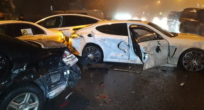 Қала әкімдігінің алдында бес көлік соғылды