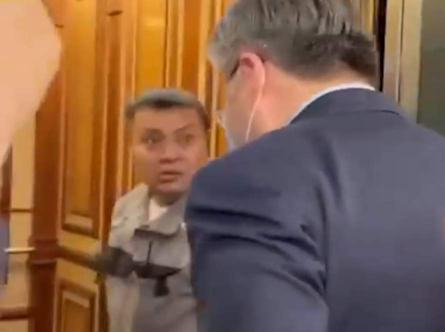 Министрмен бір лифтіде тұрып қалған ер адамның әрекеті желі қолданушыларын күлдірді (видео)