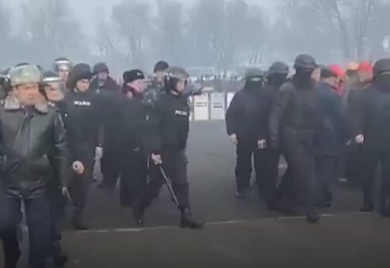 Таразда «Қазфосфат» қызметкерлері митингке шықты (видео)