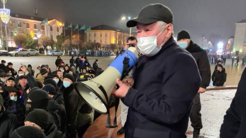 Тараз: Полицейлер көлігі өртеніп, әкімдік ғимараты бүлінді