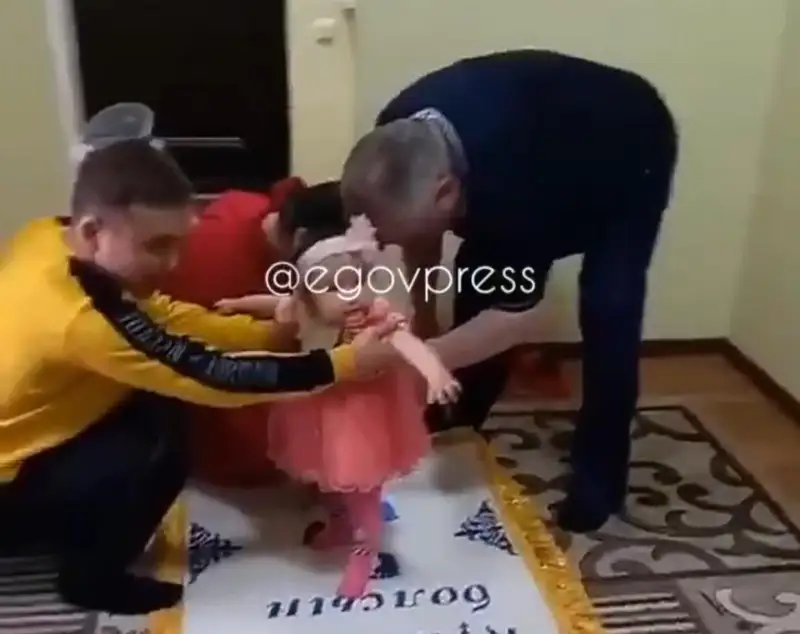 Желіде Болат Назарбаевтың тұсау кесіп жатқан видеосы тарады