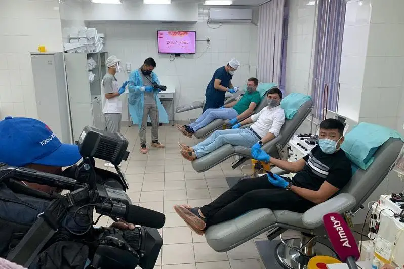 Блогерлер донорлық қан тапсырып жатыр