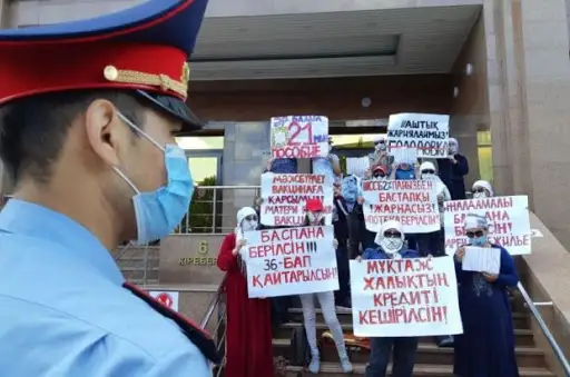 Нұр-Сұлтанның әйелдері аштық жариялады