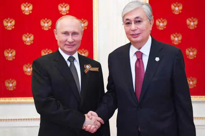 Тоқаев Белгісіз солдаттың қабіріне гүл шоғын қойды