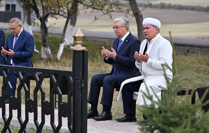 Президент Шоқан Уәлихановтың бейітіне барып, зиярат етті