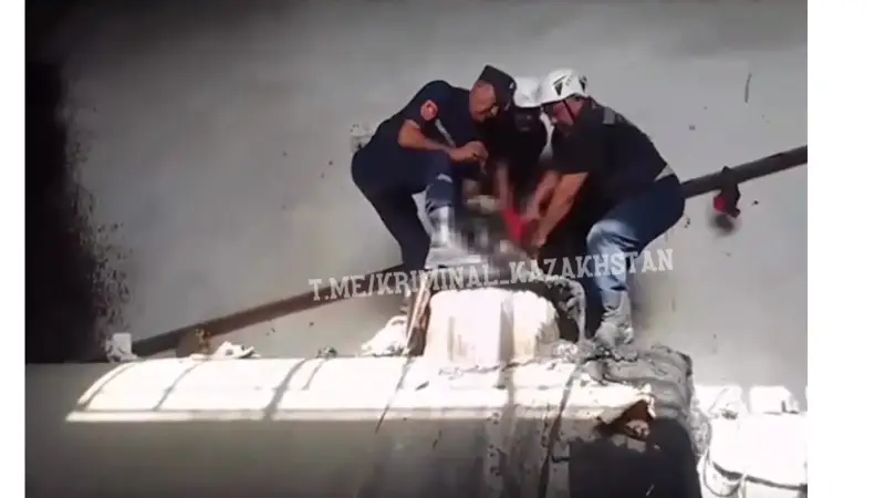 Шымкент тұрғыны битум құйылған цистернаға құлап мерт болды (видео)