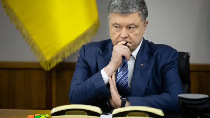 Порошенко Украинадан қашып кетті