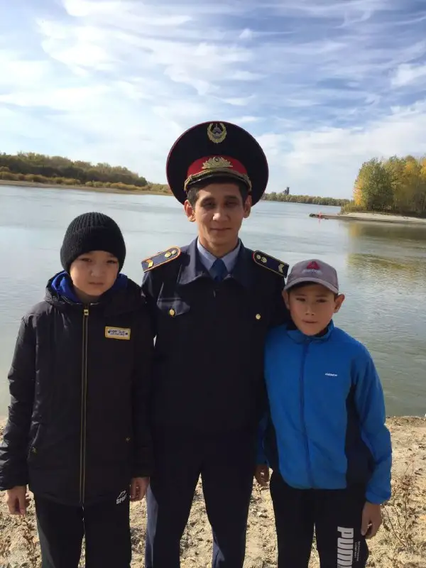 Ертіс ауданында полицей суға батып бара жатқан екі баланың өмірін сақтап қалды