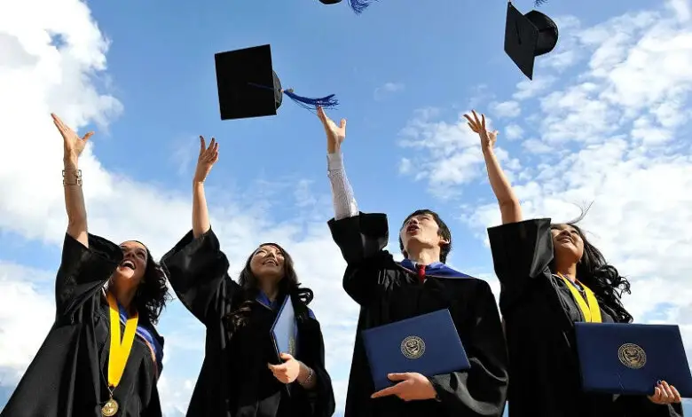 Жасырын камера әйелді алдап жатқан видеоны көру