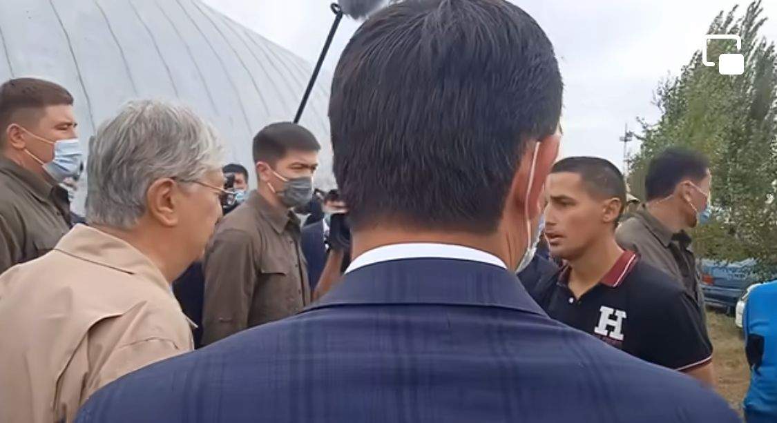 Әкімдер шошып кетті: Тоқаев күзетшілер өткізбей қойған тұрғынның жанына өзі барды (видео)