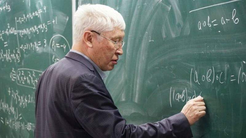 Асқар Жұмаділдаев 100 доллар береді