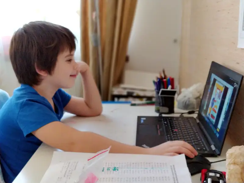 Мектеп оқушылары телеарнадан сабақ оқиды