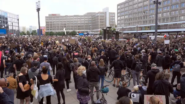 Полицияның озбырлығына қарсы шерулер бейбіт сипат алды 