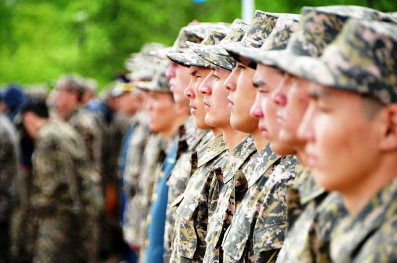 Тоқаев: Мерзімді әскери қызметтегі сарбаздар несиесін төлеу міндетінен уақытша босатылады