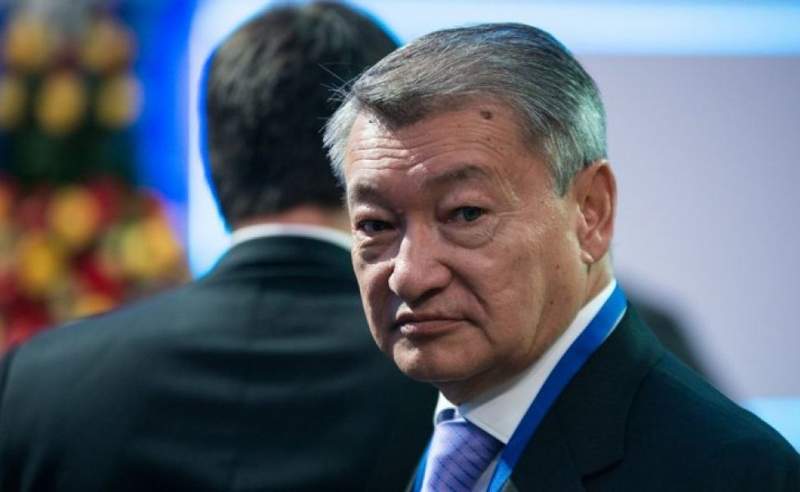 Ахметов «Ұлы дала алтынын» арқалап, Англияға кетті...