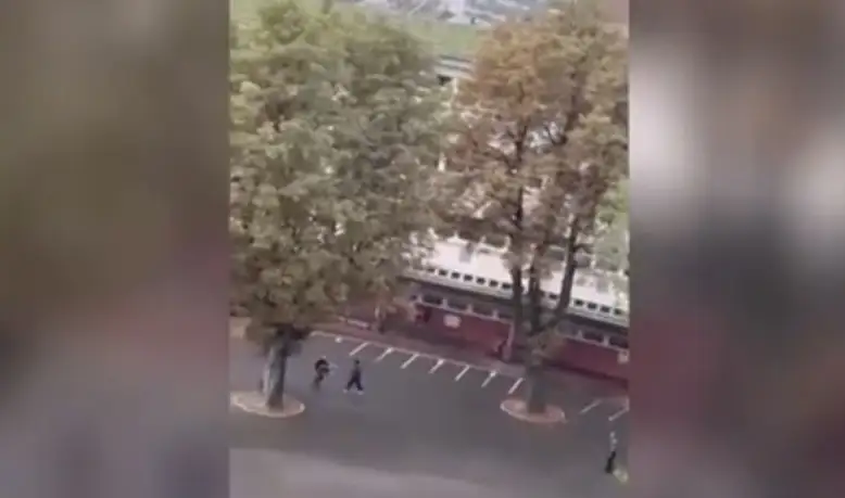 Францияда ер адам мектепке шабуылдап, мұғалімді пышақтап өлтірді