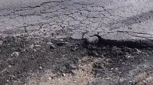 Жаңадан төселген асфальт үгітіліп жатыр