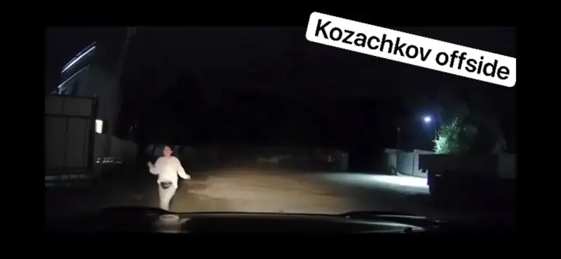 Еркектер зорламақ болған: Көлікпен келе жатқан ер адам қызды құтқарып қалды