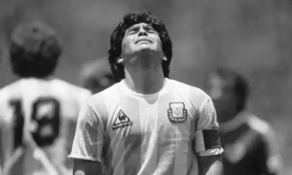Аңыз футболшы Мародона дүниеден озды