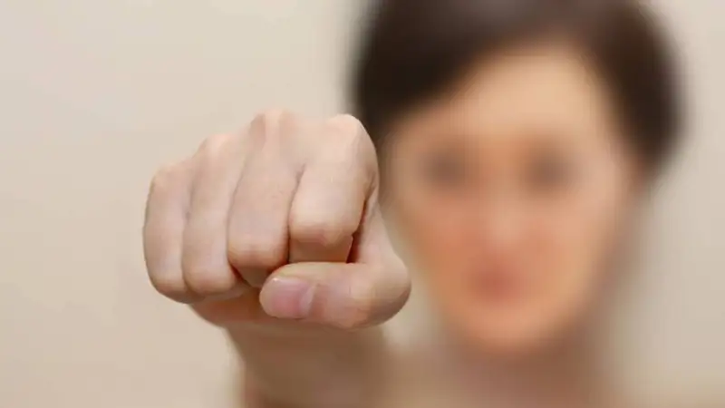 Күйеулері көз тастаған бойжеткенді екі әйел сабап тастады