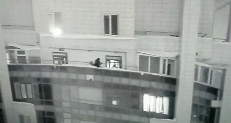 Астанада 24-қабаттан секірмек болған ер адамның видеосы тарады