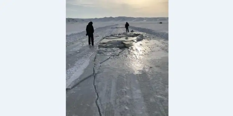 Мұз жарылып, жүк көлігі батып кетті