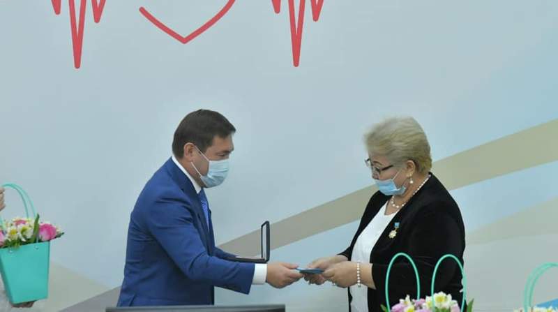 Әйтенов медицина қызметкерлерін марапаттады