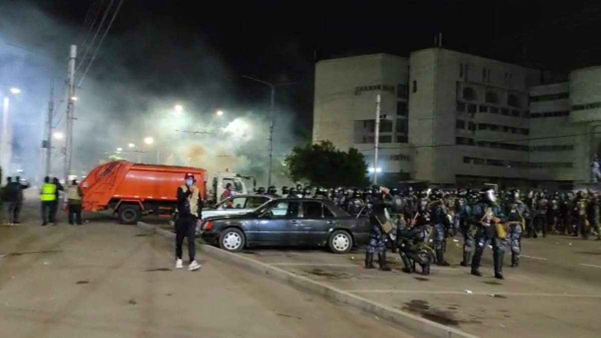 Бішкекте наразылар Ақ үйдің аумағына басып кірді